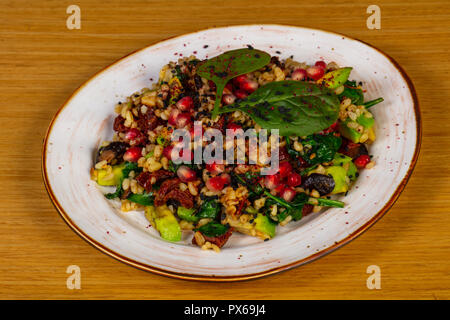 Vegan tabule mit trockenen Tomaten und Avocado Stockfoto