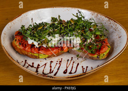 Vegetarische Bruschetta mit Lachs und Avocado Stockfoto