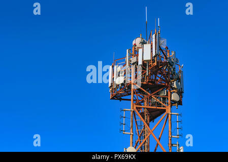 Nach oben Mobilfunk Turm gegen den blauen Himmel Stockfoto