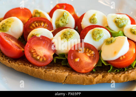 Sandwich mit Cherry Tomaten und Wachteleier Stockfoto