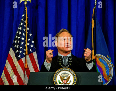 Topeka Kansas, USA, Oktober 19, 2018 Steve Watkins republikanischen Kandidaten für den Sitz im 2. kongreßbezirk des Kansas liefert eine kurze Rede zu einem fundraiser. Stockfoto