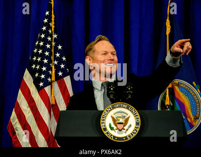 Topeka Kansas, USA, Oktober 19, 2018 Steve Watkins republikanischen Kandidaten für den Sitz im 2. kongreßbezirk des Kansas liefert eine kurze Rede zu einem fundraiser. Stockfoto