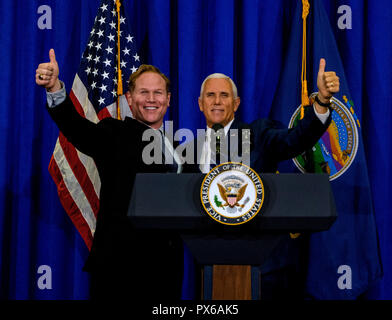 Topeka Kansas, USA, Oktober 19, 2018 Steve Watkins republikanischen Kandidaten für den Sitz im 2. kongreßbezirk des Kansas ist von der VP Präsident Mike Pence während einer Geldbeschaffer heute verbunden. Stockfoto