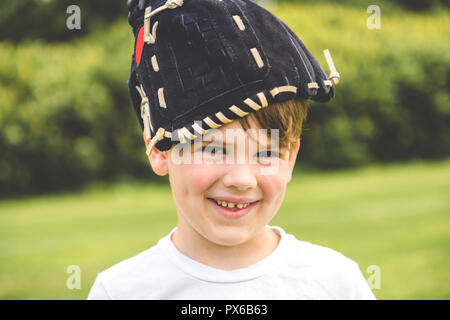 Ein junger Baseball spielen mit Handschuh auf den Kopf Stockfoto