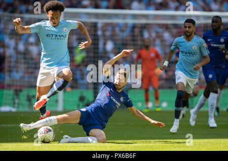 Jorginho von Chelsea packt Leroy SanŽ des Menschen Stadt während der Das FA Community Shield Finale zwischen Chelsea und Manchester City an der Stamford Brid Stockfoto