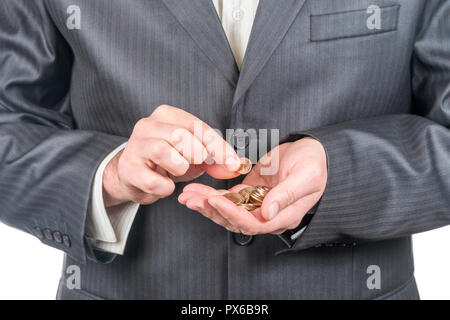 Unternehmer hält einen Stapel von Münzen in einen Palm und eine 1 Cent Münze in der anderen Hand, auf weißem Hintergrund Stockfoto