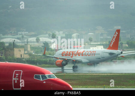 EasyJet-Flugzeug startet auf der nassen Landebahn in Palma de Mallorca, Spanien Stockfoto