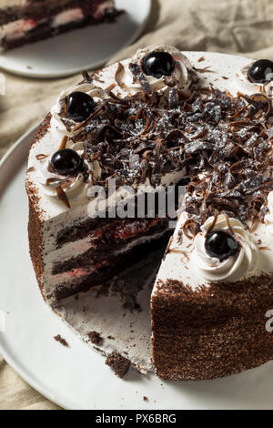 Süße hausgemachte Schwarzwälder Kirschtorte bereit zu Essen Stockfoto