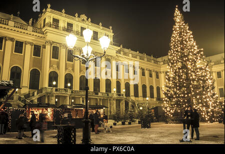 Weihnachtsmarkt auf Schloss Schönbrunn, Österreich, Wien, 13. Bezirk, Schönbrunn Stockfoto
