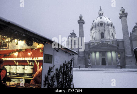 Weihnachtsmarkt am Karl s Kathedrale in Wien, Österreich, Wien, 4. Bezirk, Karl s Kirche Stockfoto