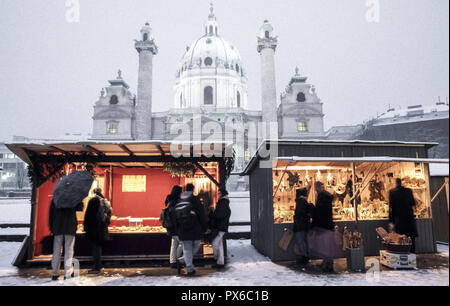 Weihnachtsmarkt am Karl s Kathedrale in Wien, Österreich, Wien, 4. Bezirk, Karl s Kirche Stockfoto