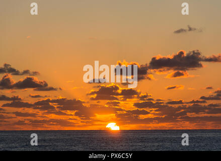 Dramatische ocean view, dark Marine, der Sonnenstrahlen durch die Wolken bei Sonnenaufgang Stockfoto