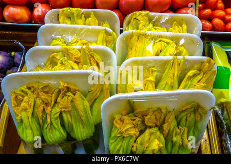 Essbare Kürbis Zucchini Blumen aus Kunststoff zum Verkauf auf dem Gemüsemarkt, Palma de Mallorca, Spanien essbare Blumen Stockfoto