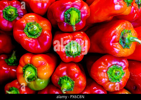Nahaufnahme frischer, lebendiger roter Paprika auf dem Markt Mercat de l'Olivar in Palma de Mallorca Stockfoto