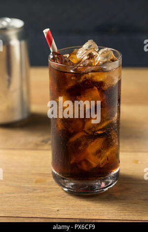 Sprudelnde Erfrischung dunklen Soda mit Eis in ein Glas Stockfoto