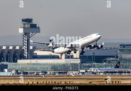 Flughafen Frankfurt/Main, FRA, Fraport, Air Traffic Control Tower, Lufthansa Airbus A340 beim Start Stockfoto