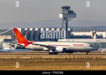 Flughafen Frankfurt/Main, FRA, Fraport, Air India, Boeing 787 Dreamliner, auf der Rollbahn, Stockfoto