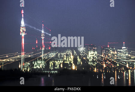 Donau, Stadt bei Nacht, Österreich, Wien, 22. Bezirk, Donaucity Stockfoto