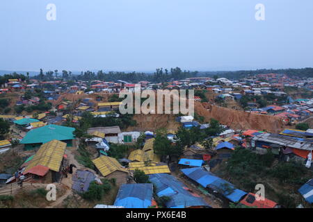 Cox's Bazar, Bangladesch: Die größte Rohingya Flüchtlingslager in Ukhia, Cox's Bazar, Bangladesch am 13. Oktober 2018 gesehen. Mehr als eine Million Menschen leben in Rohingya aus Bambus und und plane Blatt Unterständen. Über eine halbe Million Rohingya Flüchtlinge aus Myanmar Rakhine, haben in Bangladesch seit dem 25. August 2017 flohen nach Angaben der Vereinten Nationen. © REHMAN Asad/Alamy Stock Foto Stockfoto