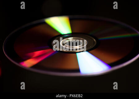 Nahaufnahme von einer CD auf schwarzem Hintergrund isoliert. Compact Disc Makro anzeigen. Stockfoto