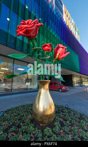 Helsinki neue Children's Hospital geöffnet für Patienten am 17. September 2018. Die farbenfrohe Fassade hat Skulptur mit drei roten Rosen in eine goldene Vase. Stockfoto