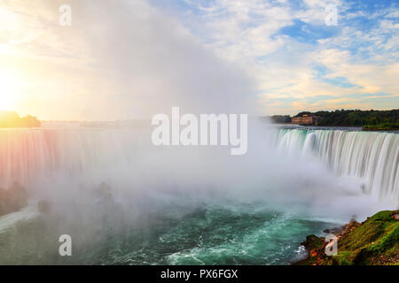 Morgen Sonnenaufgang über Horseshoe Falls bei Niagara Falls in Ontario, Kanada, steigende Nebel aus der Kraft der Sprung des Wassers. Stockfoto