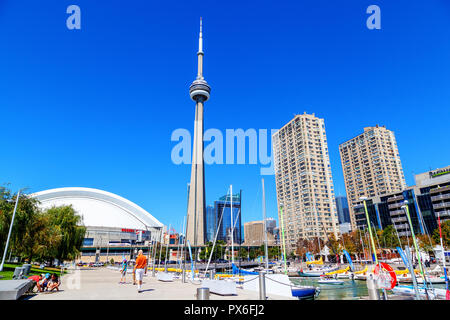 TORONTO, KANADA - 29.August 2012: Downtown Marina in Toronto mit Wahrzeichen CN Tower, Rogers Centre und die Skyline der Stadt. Stockfoto