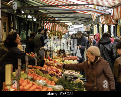 Naschmarkt Obst und Gemüsestand Hektik, Österreich, Wien, 5. Bezirk, Naschmarkt Stockfoto