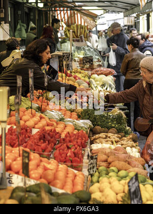 Naschmarkt Obst und Gemüsestand Markt - Frau wartet auf einen Kunden, Österreich, Wien, 5. Bezirk, Naschmarkt Stockfoto