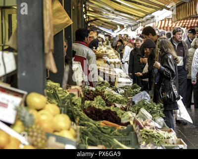 Naschmarkt Obst und Gemüsestand Hektik, Österreich, Wien, 5. Bezirk, Naschmarkt Stockfoto