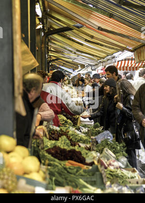 Naschmarkt Obst und Gemüsestand Hektik, Österreich, Wien, 5. Bezirk, Naschmarkt Stockfoto