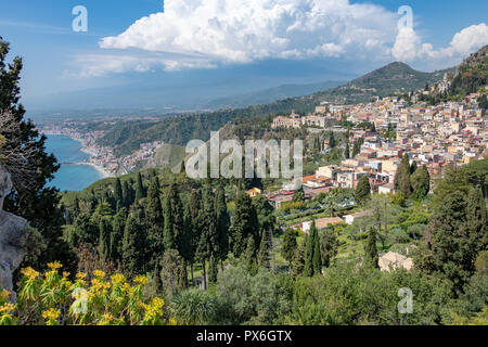 Blick auf Taormina aus dem Griechischen Theater Stockfoto