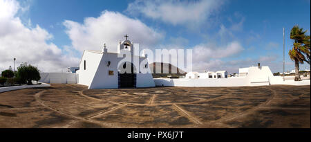 Lanzarote, Spanien - Juni 9, 2017: Madasche typische Kirche der Insel Stockfoto