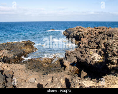 Lanzarote, Spanien - Juni 9, 2017: Lanzarote, Spanien - Juni 2, 2018: die felsige Küste in der Gegend von Charco de Palo Stockfoto