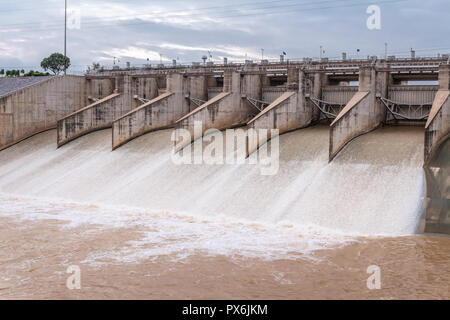 Schleuse des Dammes, der offen ist, ablaufen, Lage Pa Sak Jolasid Dam, Lop Buri, Thailand Stockfoto