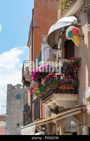 Balkon mit Blumen, Taormina, Sizilien Stockfoto