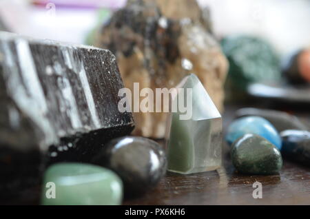 Green Phantom Quartz Tower. Heilender Kristallturm zwischen getaumelten Kristallen. Makrobild von Kristallturm in natürlicher Beleuchtung. Makro Foto klare Quarz Stockfoto