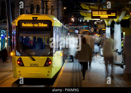 Ein Metrolink tram gebunden für Rochdale über Oldham kommt an der Echange quadratischen Anschlag im Stadtzentrum von Manchester, UK. Stockfoto