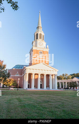 WINSTON - SALEM, NC, USA - 19. OKTOBER 2018: Warten, Kapelle und Hearn Plaza am Oktober 19, 2018 an der Wake Forest University in Winston-Salem, North Carolina Stockfoto