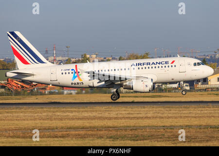 Paris/Frankreich 9. Oktober 2018: Airbus A320 von Air France Landung am Flughafen Paris. Stockfoto