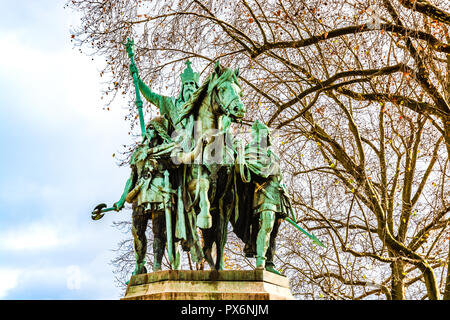 Paris, Frankreich: Statue Karls des Großen (Karl der Große), König der Frank und Kaiser der Römer, vor den Toren der Kathedrale Notre Dame, die von Ar gelegen Stockfoto