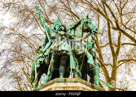 Paris, Frankreich: Statue Karls des Großen (Karl der Große), König der Frank und Kaiser der Römer, vor den Toren der Kathedrale Notre Dame, die von Ar gelegen Stockfoto