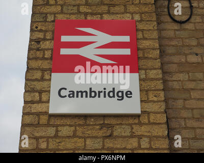 CAMBRIDGE, UK - ca. Oktober 2018: Bahnhof Cambridge Zeichen Stockfoto