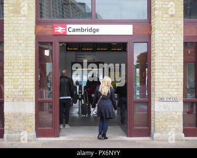 CAMBRIDGE, UK - ca. Oktober 2018: Bahnhof Cambridge Stockfoto