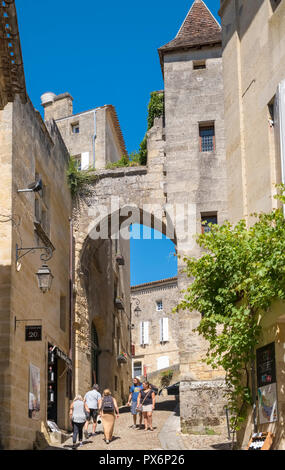 Straßenszene in das Dorf St. Emilion, Frankreich, Europa Stockfoto