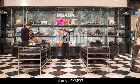 Innerhalb der Prada Store im Kaufhaus Selfridges Innenraum, London, England, Großbritannien Stockfoto