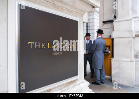 Typenschild Zeichen für das Langham Hotel in W1, London, England, Großbritannien mit zwei Trägern außerhalb das Tragen der traditionellen Melone Stockfoto