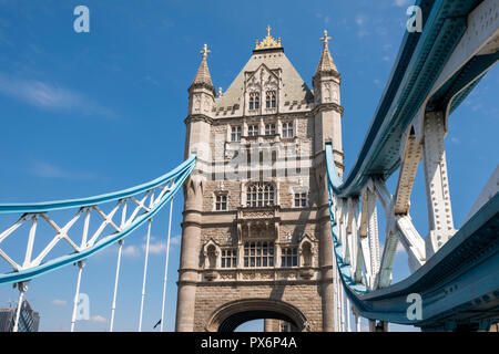 In der Nähe von Low Angle View der Tower Bridge, London, England, Großbritannien Stockfoto