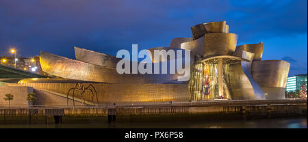 Das Guggenheim Museum und Spider Kunst, Bilbao, Spanien, Europa bei Nacht Stockfoto