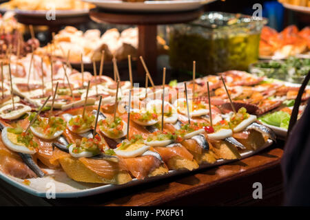 Tapas oder Pintxos in San Sebastian, Donostia, Baskenland, Spanien, Europa Stockfoto